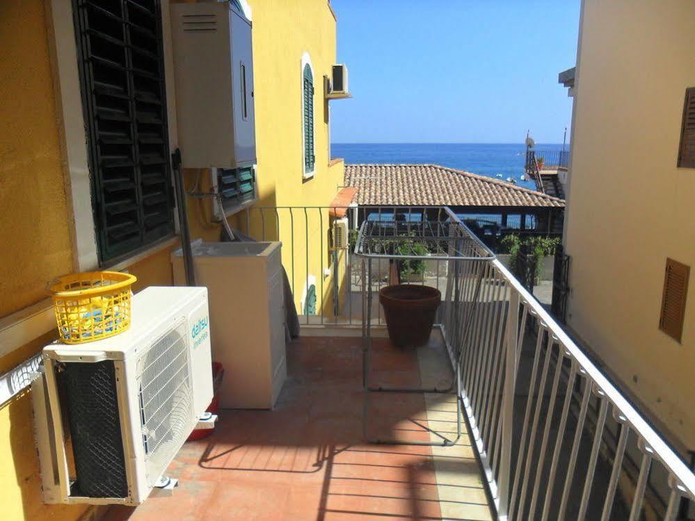Beach Apartments Patrizia Таорміна Екстер'єр фото